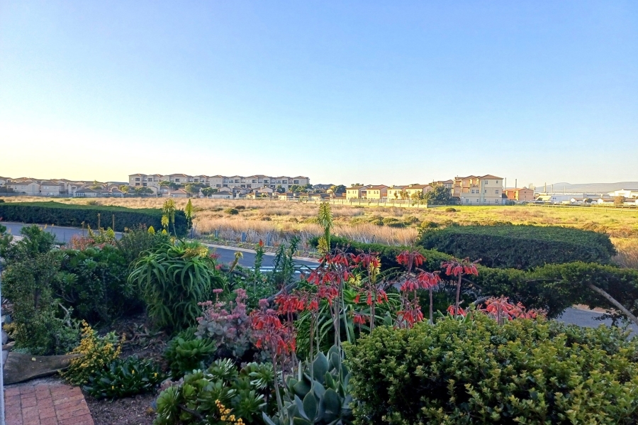 To Let 2 Bedroom Property for Rent in Royal Ascot Western Cape